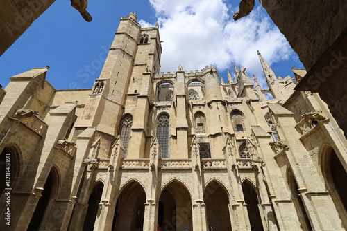 Le cloitre de la cathédrale Saint Just et Saint Pasteur, ville de Narbonne, département de l'Aude, France photo