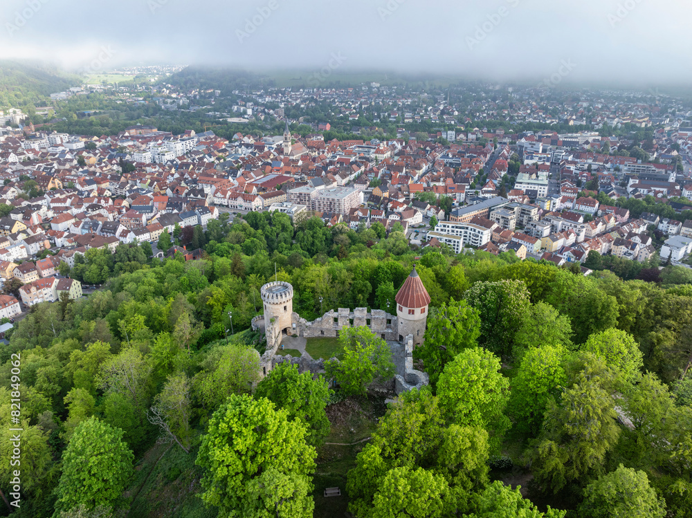 Luftbild von der Burgruine Honburg auf dem Honberg mit der Stadt Tuttlingen