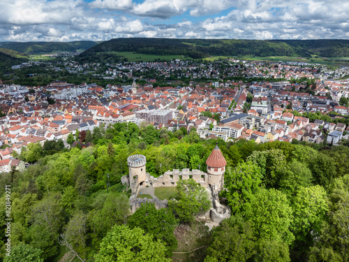 Luftbild von der Burgruine Honburg auf dem Honberg mit der Stadt Tuttlingen