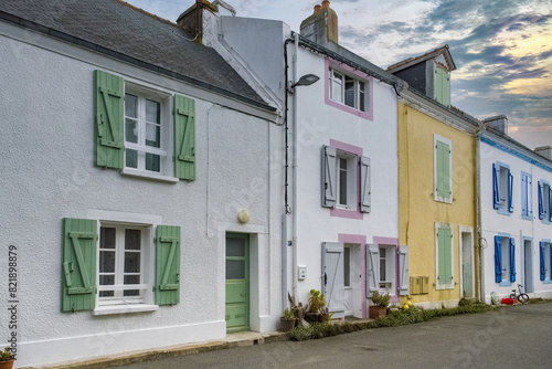 Quadro su tela Locmaria in Belle-Ile, Brittany, typical street in the village, colorful houses