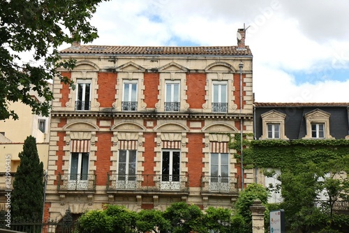 Bâtiment typique, vu de l'extérieur, ville de Narbonne, département de l'Aude, France © ERIC