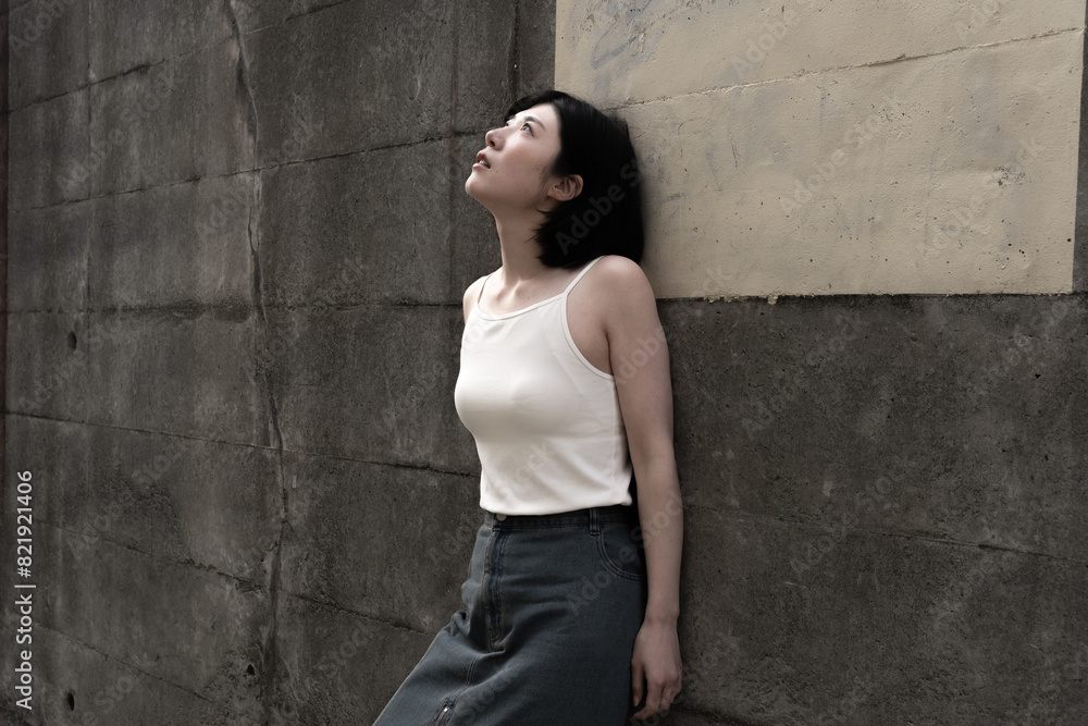 クールにポーズをとっている女性 クールにポーズをとっている女性