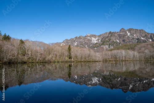 池に山が映り込む美しい風景 戸隠鏡池