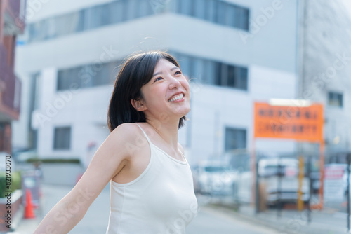 楽しく散歩をしている女性 Free Download 楽しく散歩をしている女性 - GFXLoad