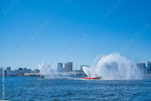 東京湾の海上で放水する消防艇（2024年5月）