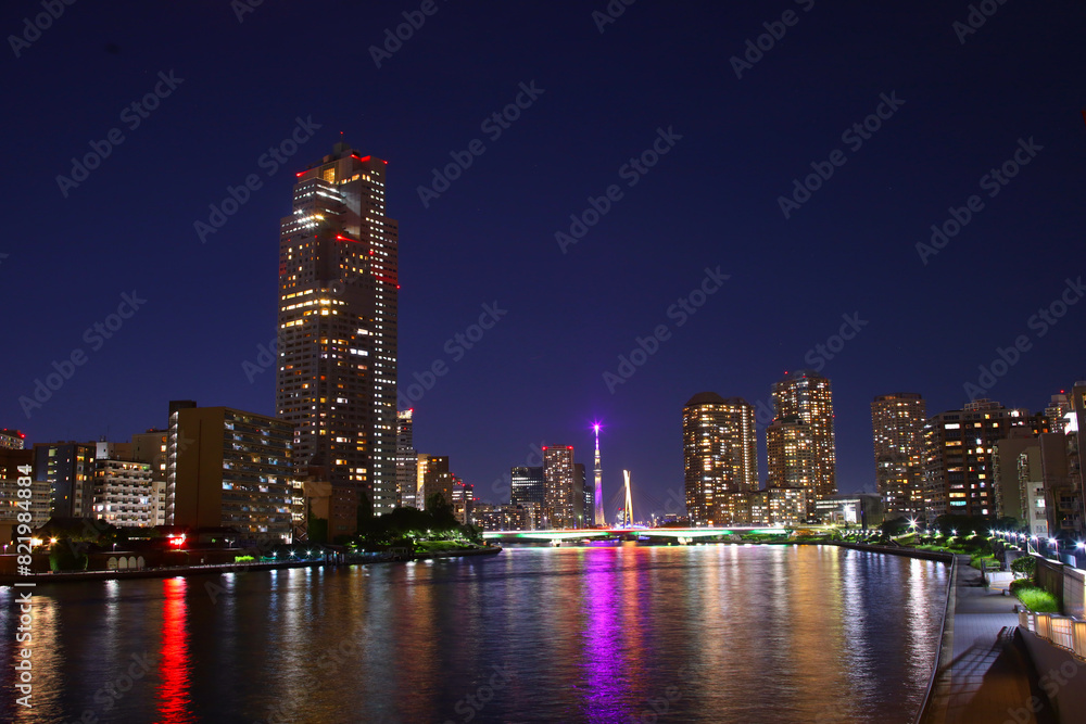 Naklejka premium 東京都 隅田川の永代橋と街並み