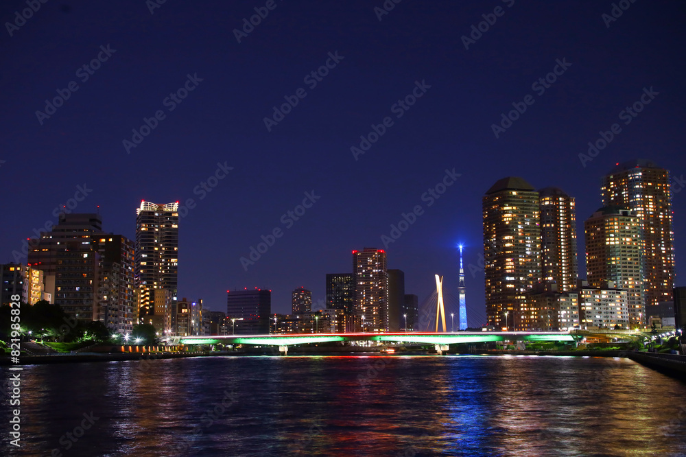 Fototapeta premium 東京都 隅田川の永代橋と街並み