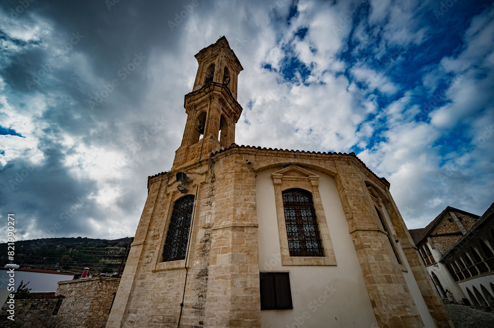 Fototapeta premium a clock tower sitting on the side of a building next to a street