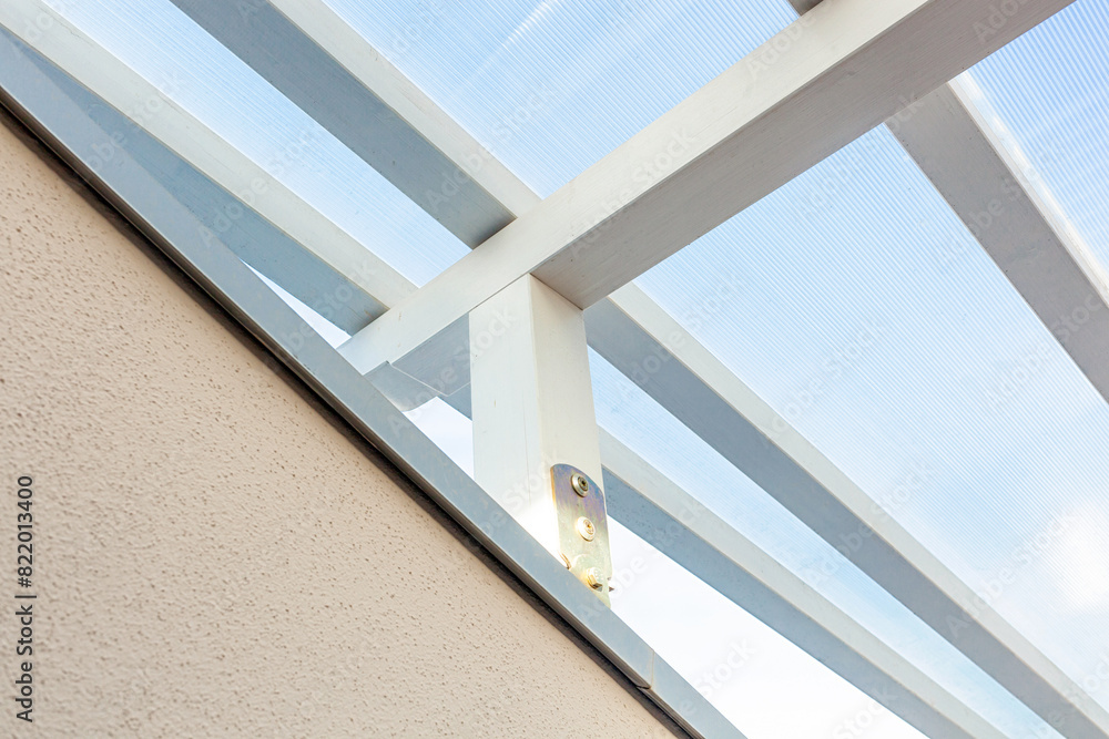 Obraz premium Wooden shed maintenance with wave. Cracks in the wood and rust in the iron struts.