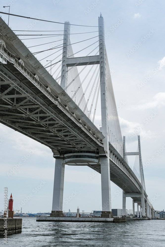 Naklejka premium 大黒ふ頭から見る横浜ベイブリッジ