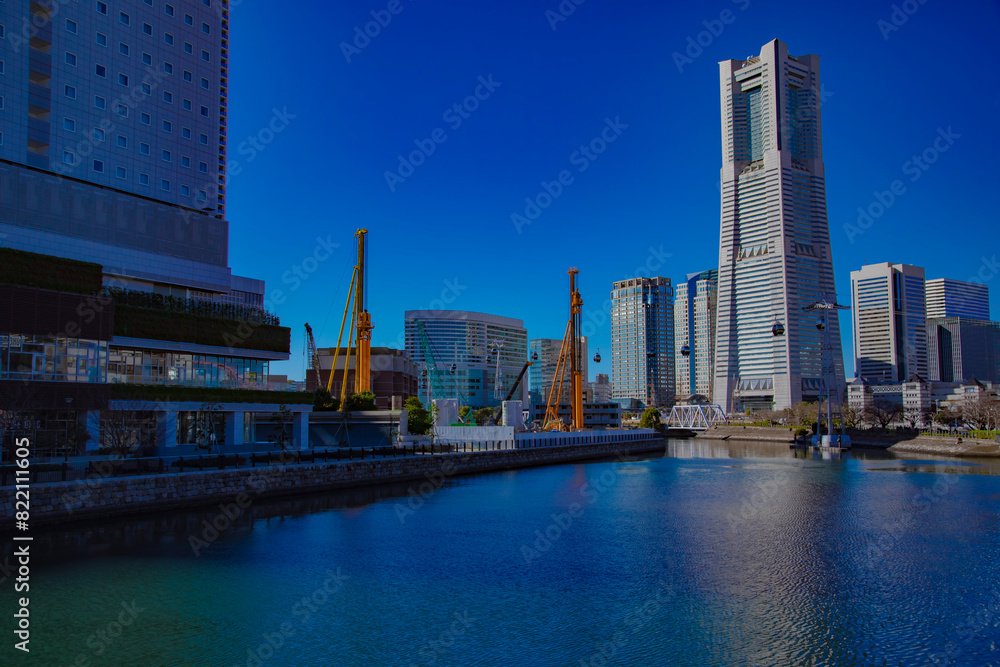 Obraz premium Cranes at the under construction near the bay area in Yokohama