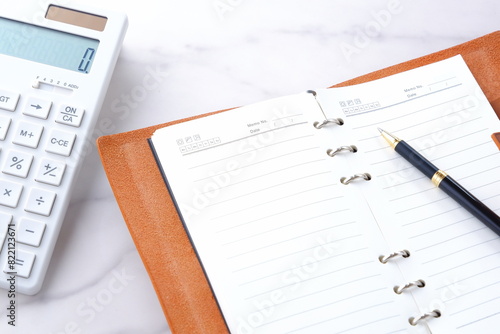 Wallpaper Mural 電卓と手帳でデスクワークをしているイメージ
 Torontodigital.ca