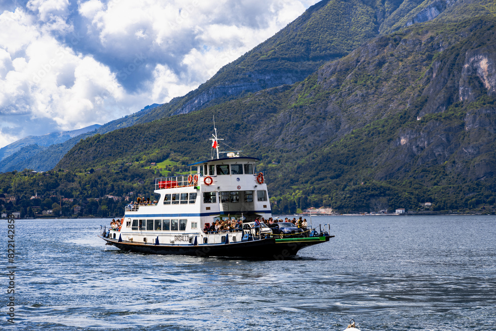 Prom w Lago di Como - Varenna, jezioro Como, widok na Menaggio nocą Prom w Lago di Como - Varenna, jezioro Como, widok na Menaggio nocą