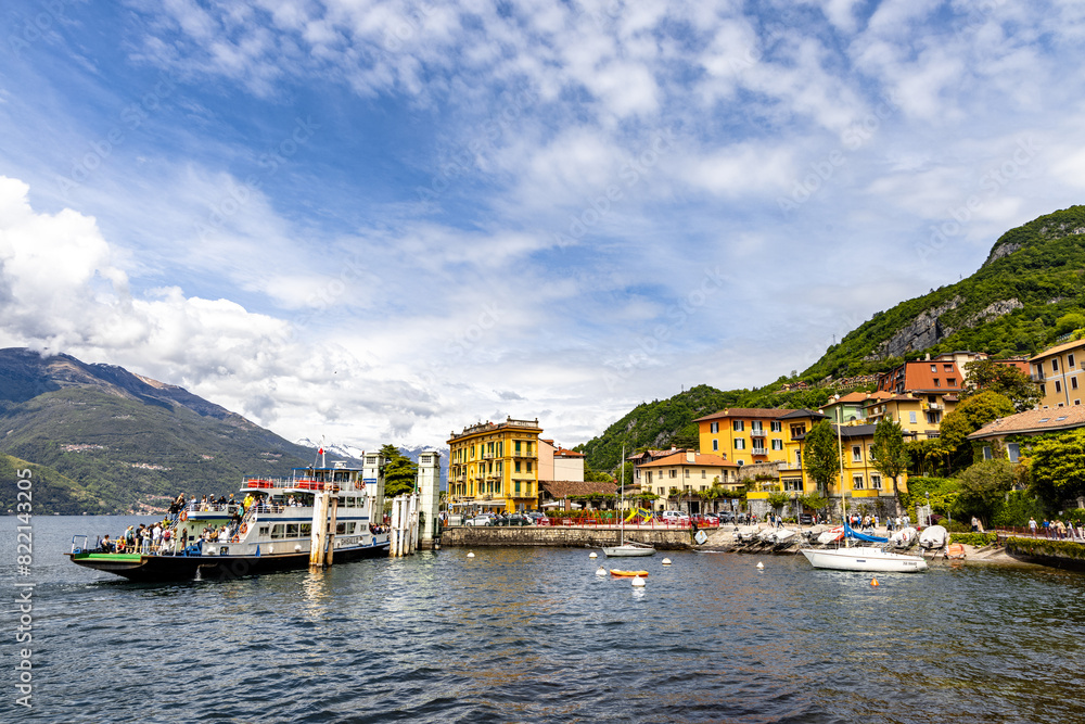 Fototapeta premium Wybrzeże portowe - Varenna, lago di Como, Włochy