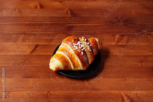 ischitano, vuoto, campania, italia, ischia, croissant, bicolore, pasta, brioche, tavolo, marrone, piatto, nero, prospettiva, inclinato, frontale, caldo, bar, hotel, tradizione, colazione, italiana, in