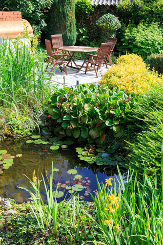 Sitzecke im Garten mit Teich