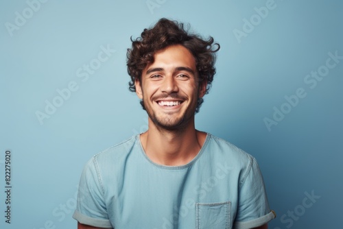 Portrait of a joyful man in his 20s smiling at the camera isolated in blank studio backdrop © Markus Schröder