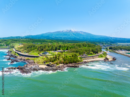 鳥海山と十六羅漢岩供養石仏群付近（山形県遊佐町） photo