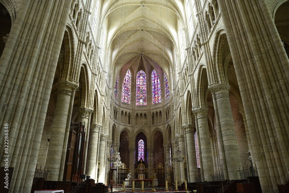 Nef gothique de la cathédrale de Soissons. France