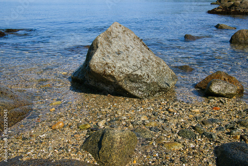 ゴツゴツした岩の潮溜りの透き通った青い海