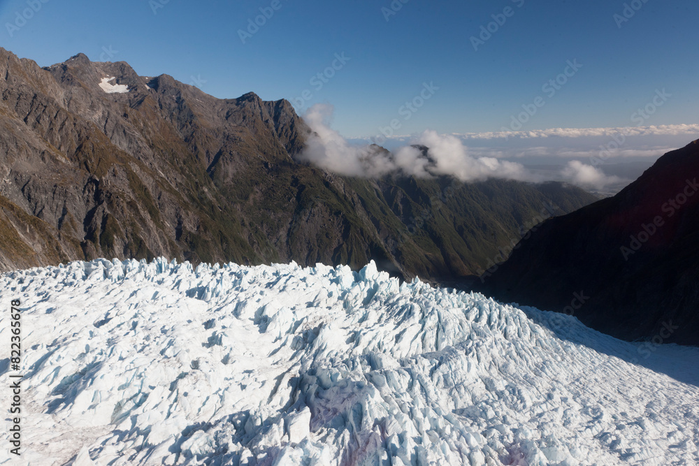 Obraz premium New Zealand Franz Josef Glacier on a sunny spring day