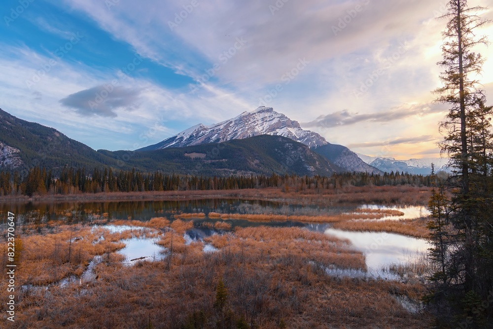 Obraz premium Sunrise Clouds Over A Banff Park