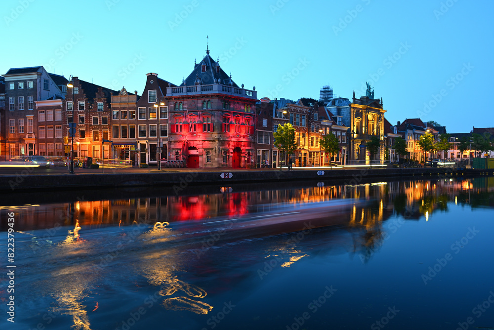 Obraz premium Haarlem and the Spaarne river at night.