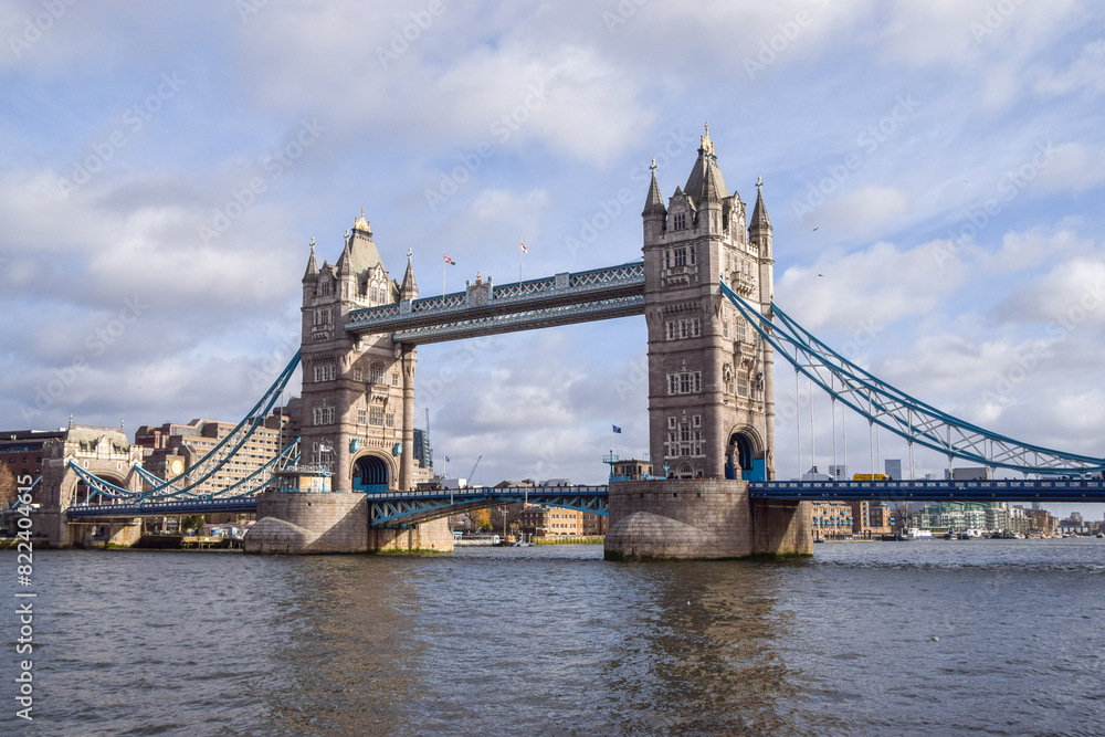 Obraz premium The iconic Tower Bridge in London, UK, daytime view.