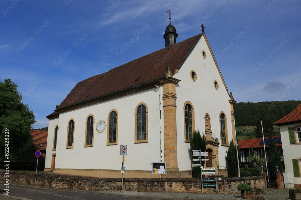 Fototapeta premium Katholische Kirche in Pleisweiler-Oberhofen in Rheinland-Pfalz