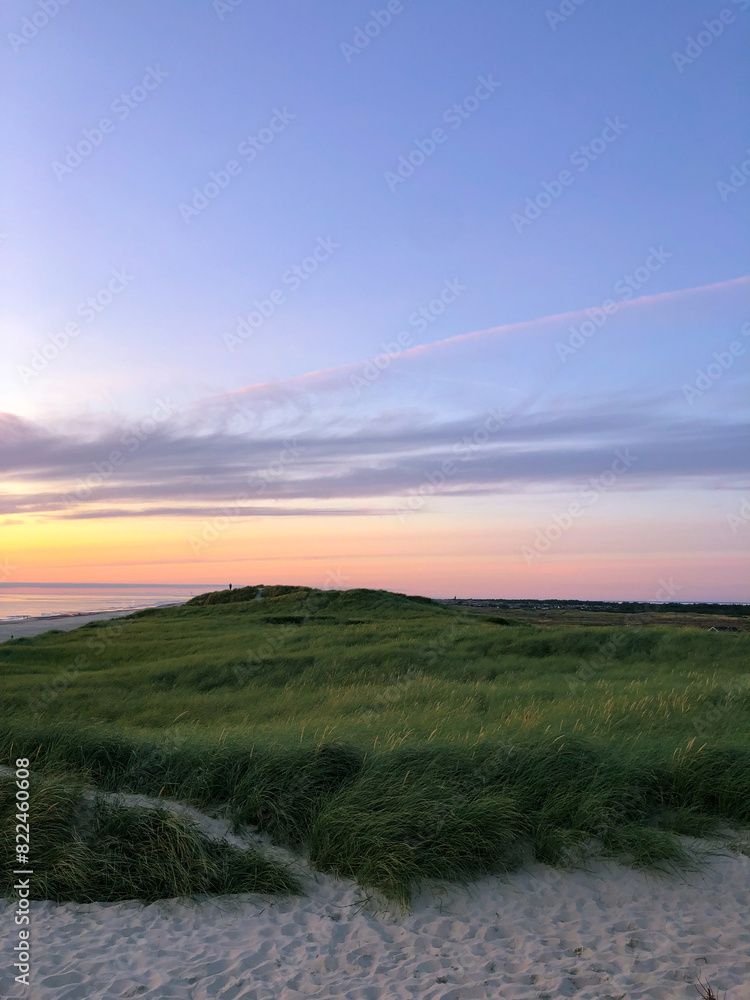 Dänische Düne vor buntem Sonnenuntergang Dänische Düne vor buntem Sonnenuntergang
