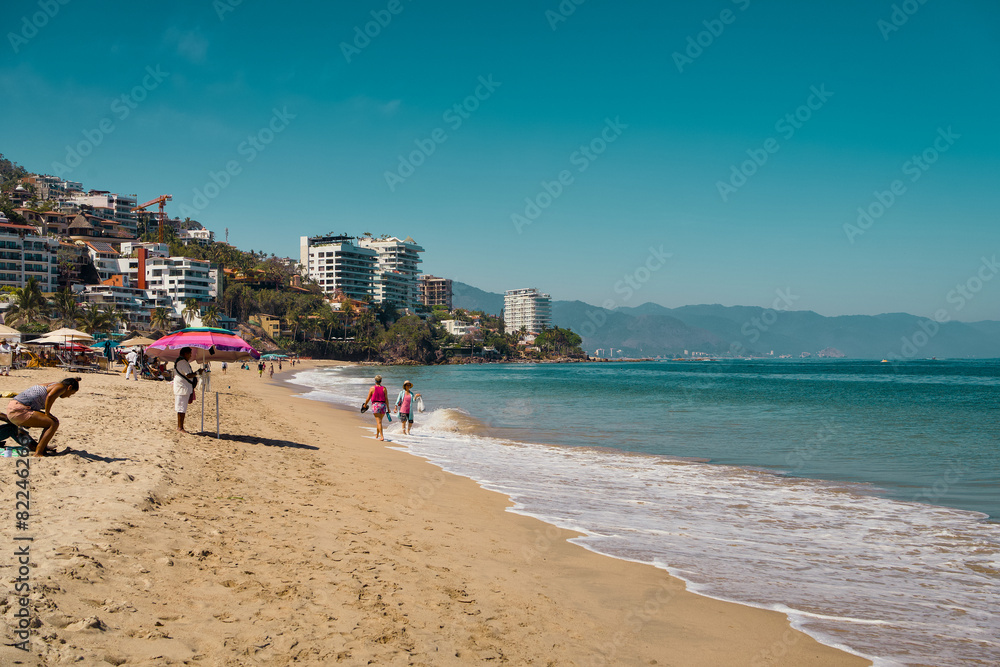 Obraz premium Scenic Views of Puerto Vallarta Pier in the Romantic Zone