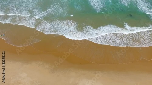 Ondas quebrando na praia tropical em dia ensolarado sem pessoas. Vídeo aéreo de drone em Taipu de Fora, Bahia, Brasil. photo
