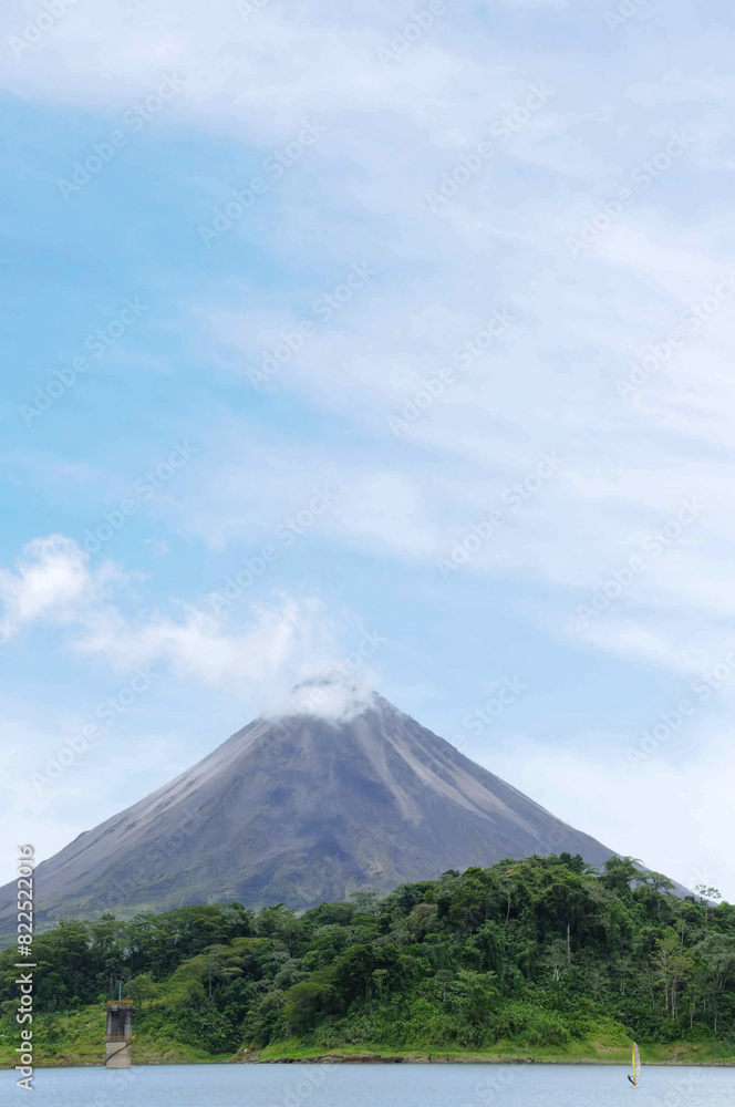 Paisaje vertical del volcán arenal en el parque nacional de la Fortuna en Alajuela, Costa Rica. 