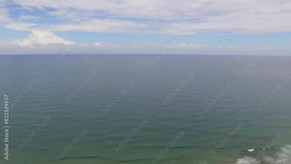 Vídeo aéreo do horizonte da linha do mar descendo até a praia do nordeste brasileiro. Cena de praia tropical na Bahia filmada por drone. Vídeo aéreo do horizonte da linha do mar descendo até a praia do nordeste brasileiro. Cena de praia tropical na Bahia filmada por drone.