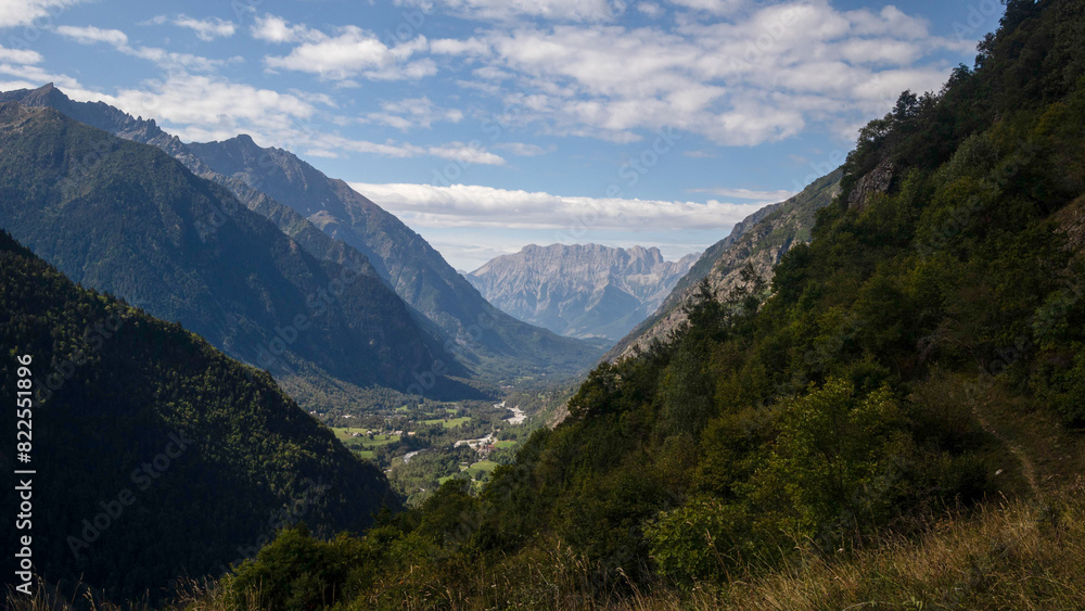 Vue sur le massif du Dévoluy du Valgaudemar dans les Alpes du sud