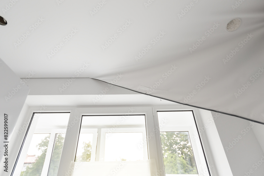 Installs a stretch ceiling Installs a stretch ceiling