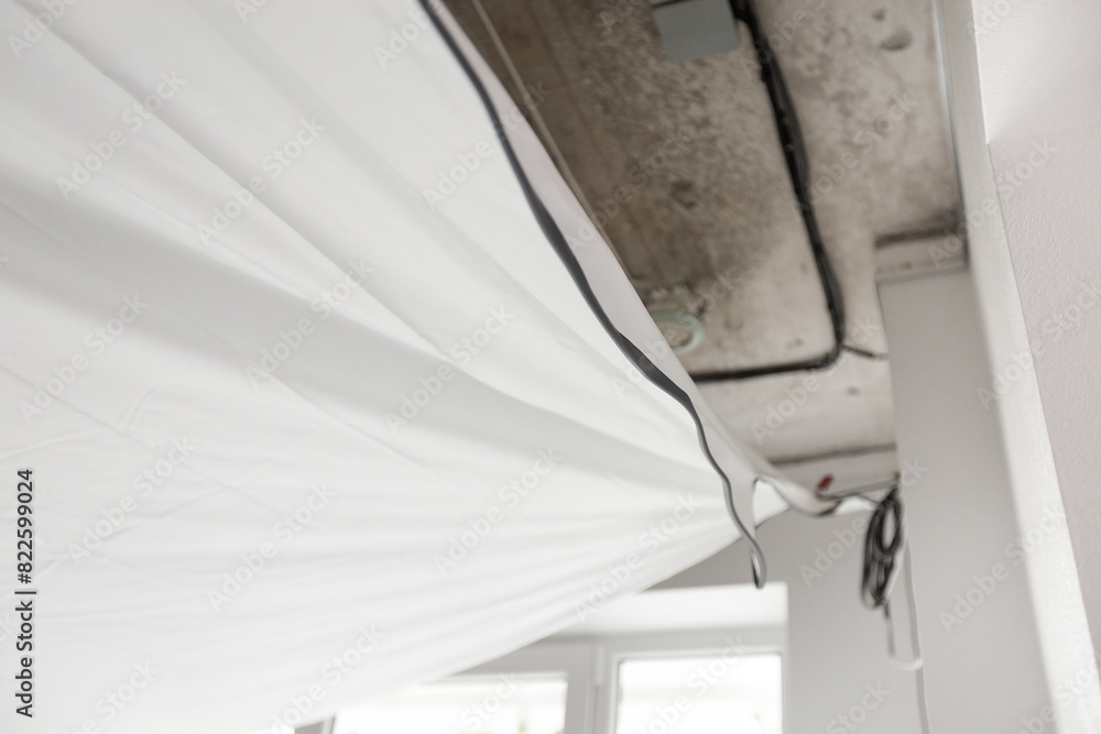 Installs a stretch ceiling Installs a stretch ceiling