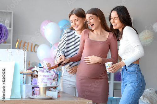 Young pregnant woman with h...