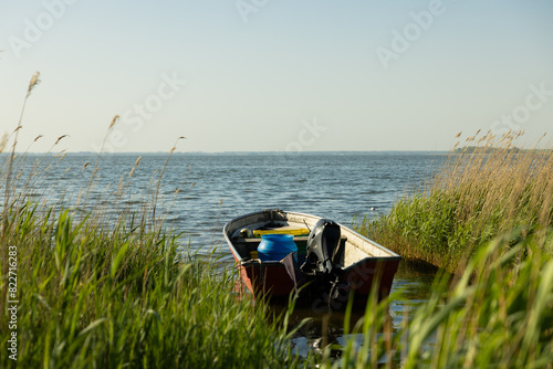 Landschaft mit Boot an der Ostseeküste bei Zingst auf Fischland-Darß