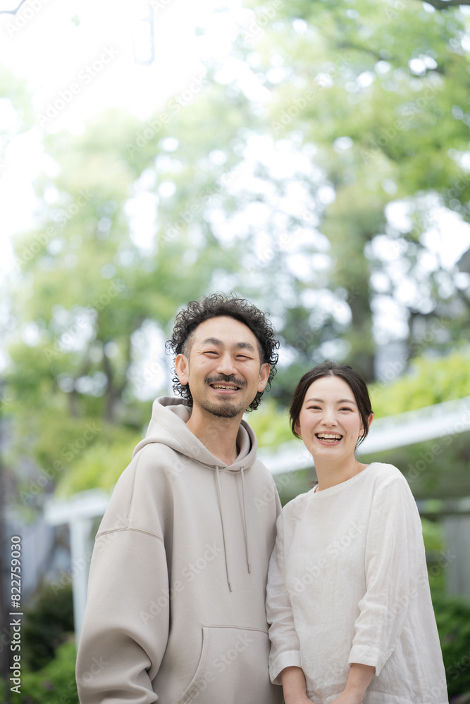 Couples smiling and cuddling in the fresh greenery Vertical Couples smiling and cuddling in the fresh greenery Vertical