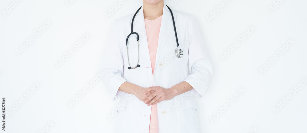 笑顔の白衣の女性医師(白背景・白バック・聴診器) 笑顔の白衣の女性医師(白背景・白バック・聴診器)