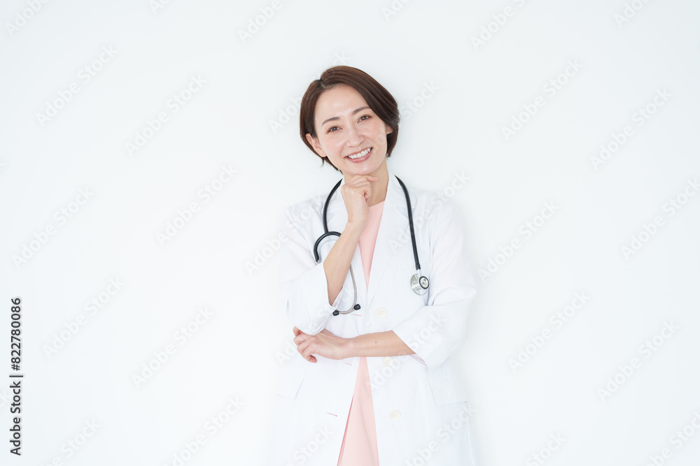 考える白衣の女性医師(白背景・白バック・聴診器) 考える白衣の女性医師(白背景・白バック・聴診器)