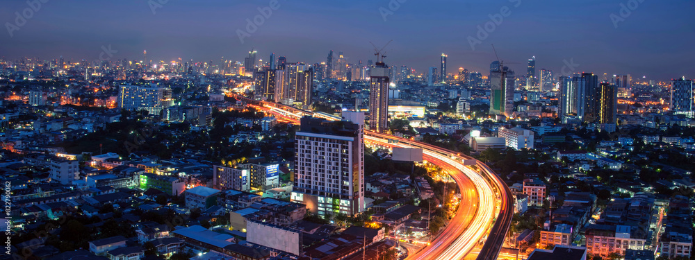 Fototapeta premium Sunset Amazing Bangkok city skyline with blue sky. Golden time Beautiful skyscraper bangkok midtown landscape. Capital building background modern office district. downtown City night life