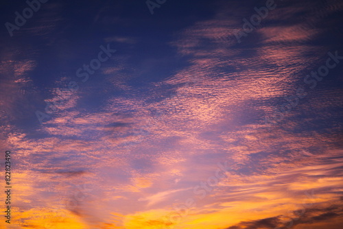 美しく染まる朝焼け雲 © 写真小僧