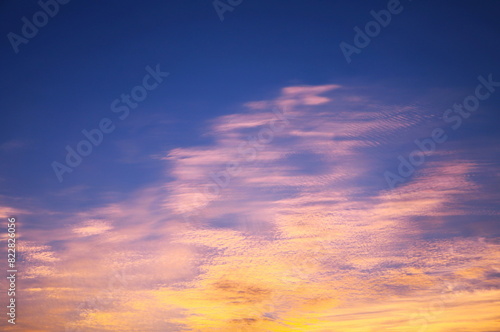 デザイン的な朝焼け雲 © 写真小僧