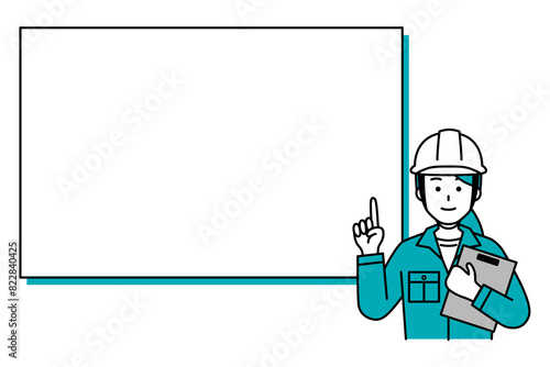 ホワイトボードの前でクリップボードを持って説明する作業員の女性