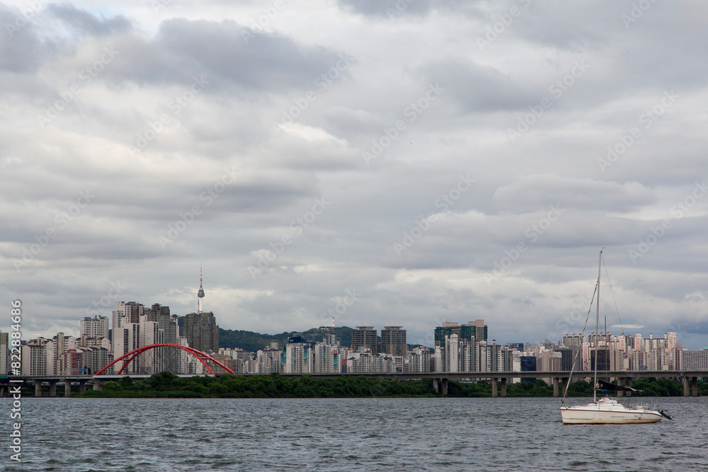 Obraz premium Landscape of Han River on a cloudy day