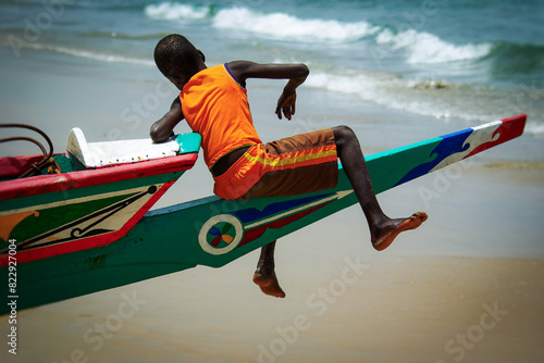 Enfant sur une pirogue
