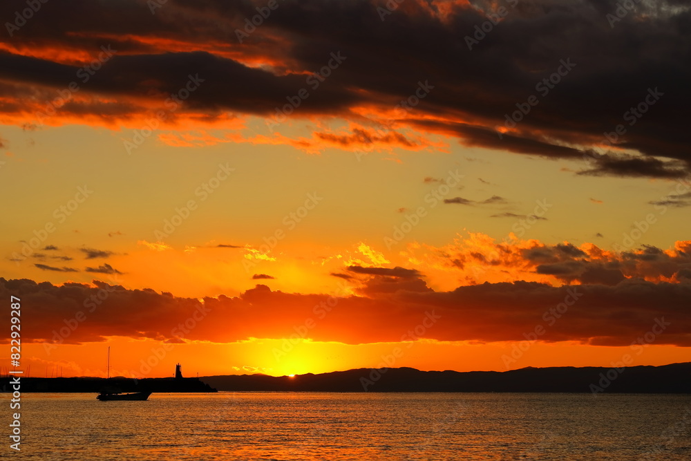夕暮れの逗子海岸、伊豆半島に沈む夕陽 夕暮れの逗子海岸、伊豆半島に沈む夕陽