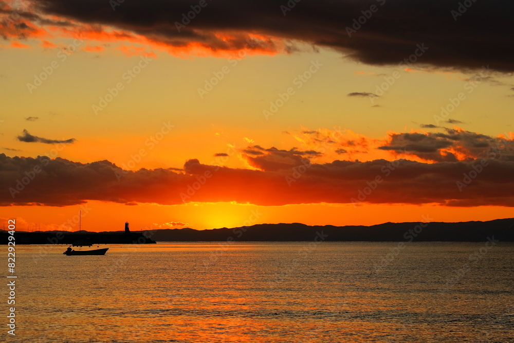 Naklejka premium 夕暮れの逗子海岸、伊豆半島に沈む夕陽